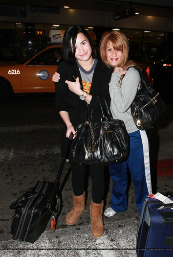 17670714_YHJRFYELF - Demi Lovato At LAX Airport