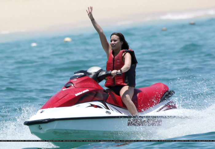 17323798_WRNDHFTIR - Demi Lovato At the beach in Mexico