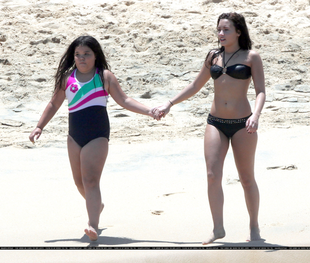 17323810_QRFJOWWRE - Demi Lovato At the beach in Mexico