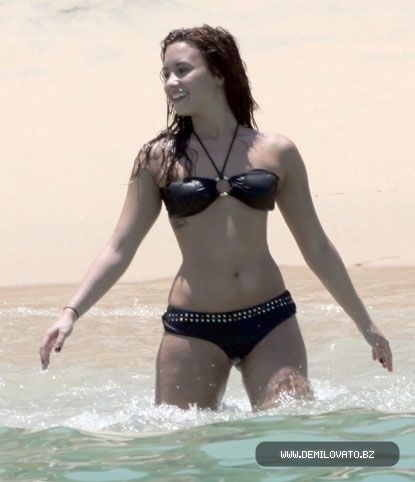 17323818_RTZGJRLSF - Demi Lovato At the beach in Mexico