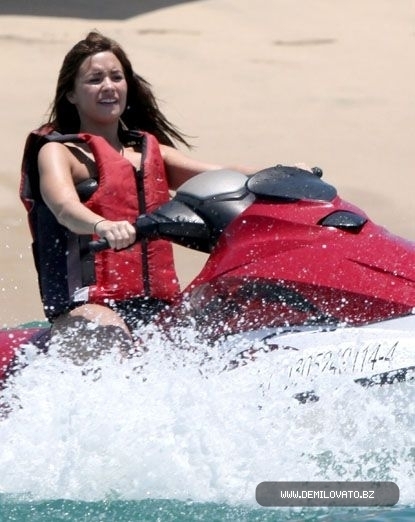 17323819_HPXMRIZLK - Demi Lovato At the beach in Mexico
