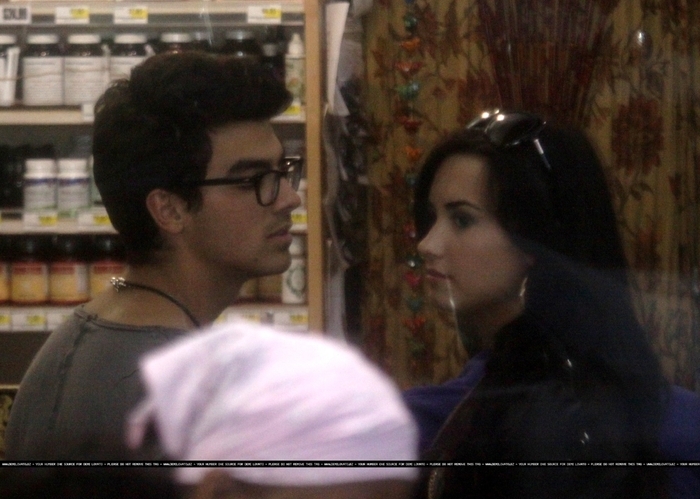 17363393_JYIHJSKUP - Demi Lovato At Whole Foods with Joe in Los Angeles