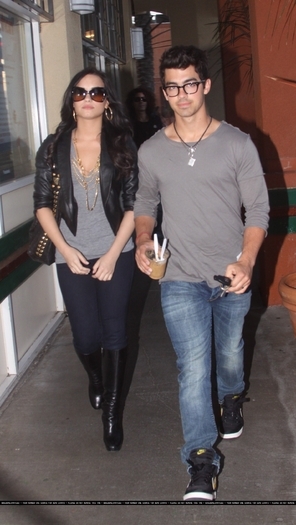 17363398_XPMMZKUHU - Demi Lovato At Whole Foods with Joe in Los Angeles