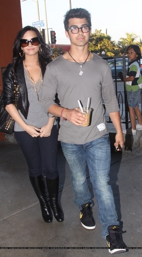 17363399_NROCNIGSP - Demi Lovato At Whole Foods with Joe in Los Angeles