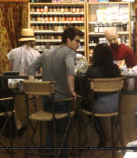 17363400_IZSRLGARA - Demi Lovato At Whole Foods with Joe in Los Angeles