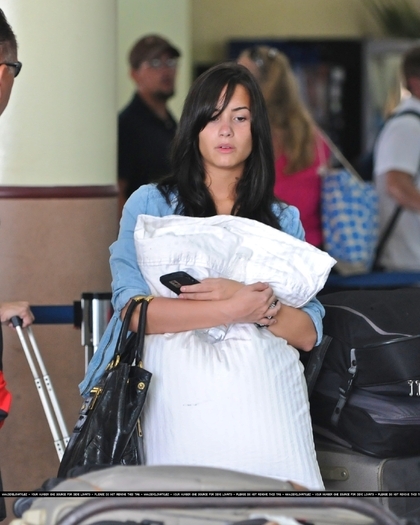 17561021_GXROQABBJ - Demi Lovato Departing Nassau International Airport