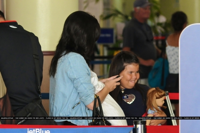 17561043_GZRPLLJDO - Demi Lovato Departing Nassau International Airport