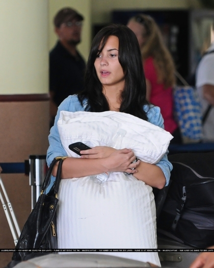 17561056_GOHMQKNET - Demi Lovato Departing Nassau International Airport