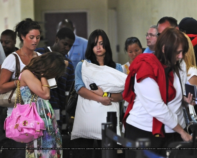 17561078_JZREFFMSW - Demi Lovato Departing Nassau International Airport