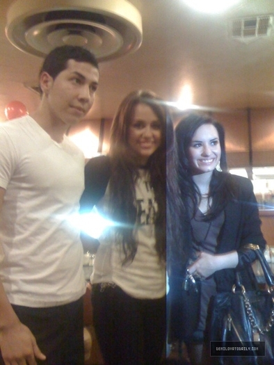 17764546_ULZLBSMHO - Demi Lovato Dinner at Bobs Burger with Miley