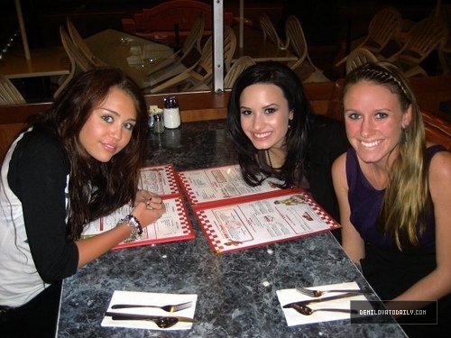 17764549_NQYWPHGZG - Demi Lovato Dinner at Bobs Burger with Miley