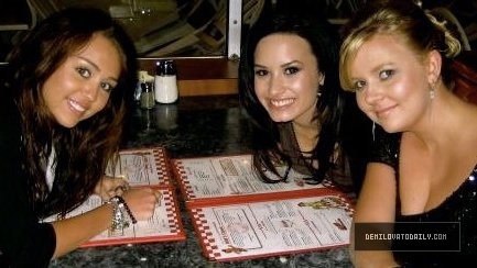 17764550_XUIXXHPZE - Demi Lovato Dinner at Bobs Burger with Miley