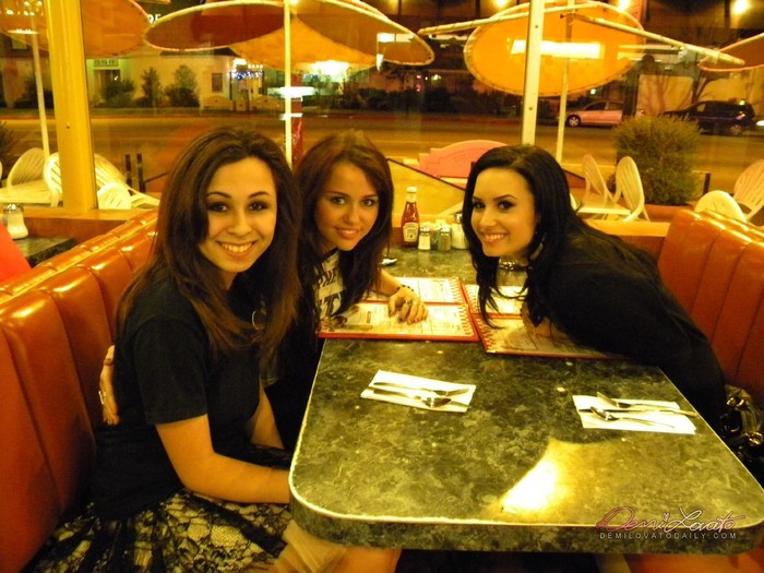 17764559_LEGZRWXNM - Demi Lovato Dinner at Bobs Burger with Miley