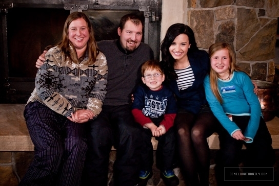 17820736_WKDIZCFFJ - Demi Lovato Extreme Makeover Home Edition