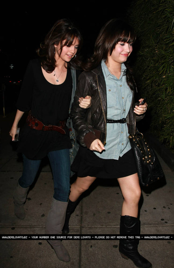 17388220_WNYMHVKHV - Demi Lovato is Going to Koi Restaurant with Miley and Selena