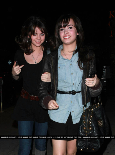 17388221_GPPCXUYAD - Demi Lovato is Going to Koi Restaurant with Miley and Selena