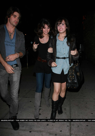 17388222_BHEPCIIVM - Demi Lovato is Going to Koi Restaurant with Miley and Selena