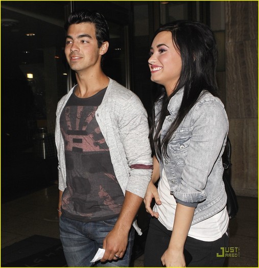 17363683_UWKZPXMCX - Demi Lovato is Heading to Arclight Cinema in Hollywood