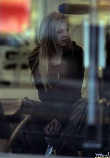 avril_lavigne_hq_at-the-gym_0001