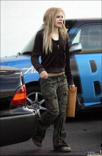 avril_lavigne_hq_at-the-gym_0002