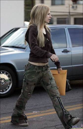 avril_lavigne_hq_at-the-gym_0004