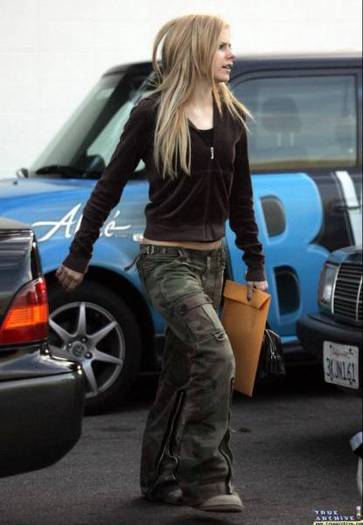 avril_lavigne_hq_at-the-gym_0007
