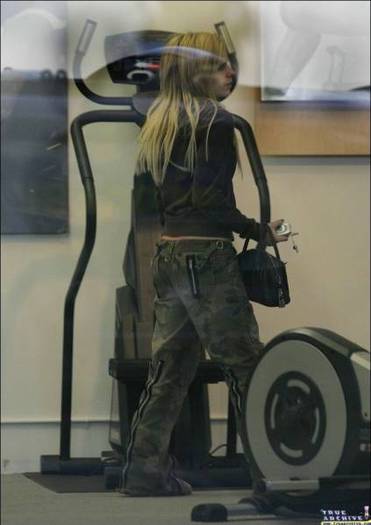 avril_lavigne_hq_at-the-gym_0010
