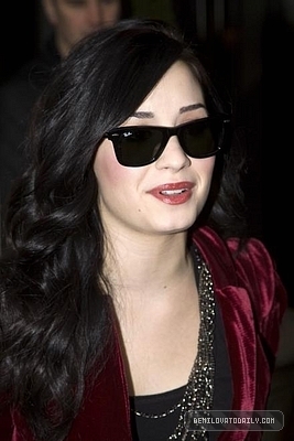 17565824_OUOPSMPEV - Demi Lovato Heads to a photoshoot in Central London