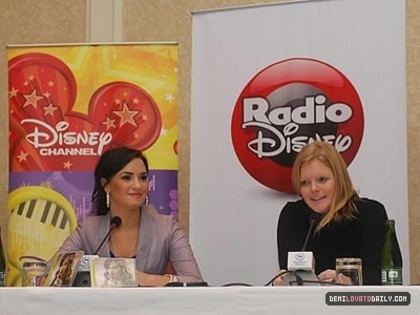 17561666_QAGFLIGPR - Demi Lovato  Press Conference in Chile