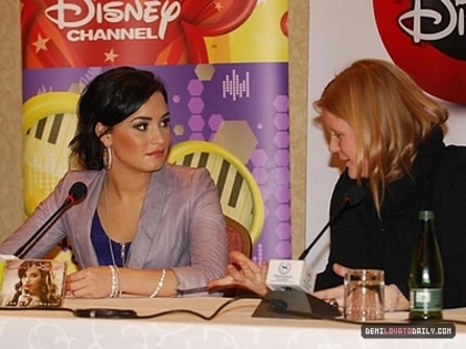 17561667_TOWHKZLIY - Demi Lovato  Press Conference in Chile