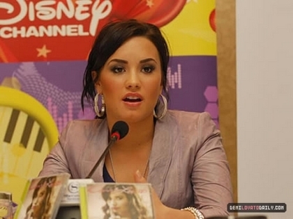 17561676_LYNOBKNRX - Demi Lovato  Press Conference in Chile