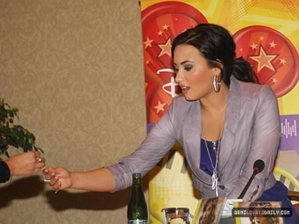17561683_PKJPCUXTS - Demi Lovato  Press Conference in Chile