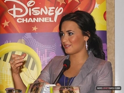 17561688_KCHHPWXOQ - Demi Lovato  Press Conference in Chile