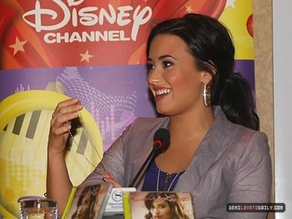 17561690_MOHVERETU - Demi Lovato  Press Conference in Chile