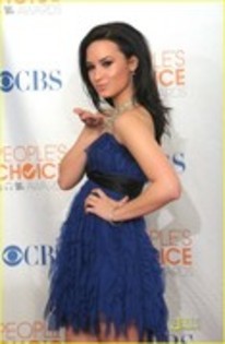 14998218_QTQEPUZMO - Demi Lovato PEOPLES CHOICE AWARDS - ARRIVALS