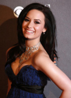 14998219_SAONPTFWH - Demi Lovato PEOPLES CHOICE AWARDS - ARRIVALS
