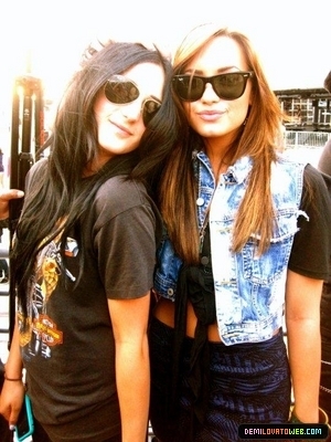 normal_022 - Demi Lovato Ventura Warped Tour 2010 Adds