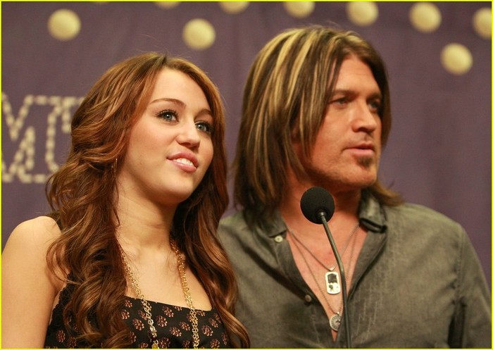 mileycyruscmtperformancmj0 - Miley Cyrus Performs at the 2008 CMT Music Awards