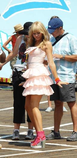 spl39221033ce0 - Miley Cyrus at Santa Monica Pier filming Hannah Montana The Movie