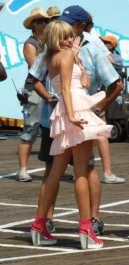 spl39221034fb8 - Miley Cyrus at Santa Monica Pier filming Hannah Montana The Movie