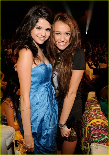 mileycyrusselenagomeztetc7 - Miley Selena Get Friendly At Teen Choice Awards