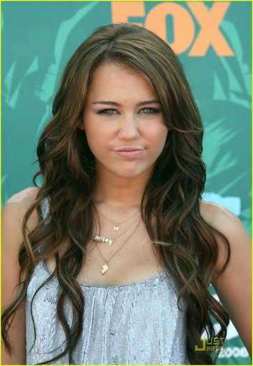 mileycyrusteenchoiceawajw3 - Miley Selena Get Friendly At Teen Choice Awards