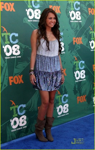 mileycyrusteenchoiceawapd5 - Miley Selena Get Friendly At Teen Choice Awards