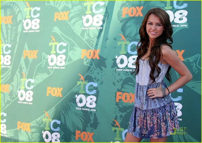 mileycyrusteenchoiceawatt5 - Miley Selena Get Friendly At Teen Choice Awards