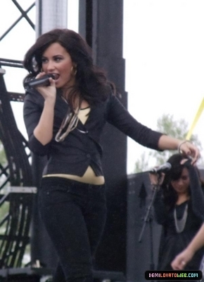 normal_004 - Demi Lovato Performing at Microsoft Stores Opening in Denver Colorado 06-12-10