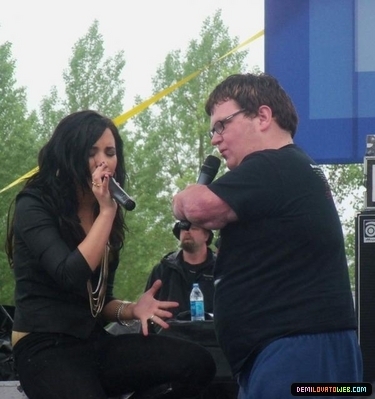 normal_009 - Demi Lovato Performing at Microsoft Stores Opening in Denver Colorado 06-12-10