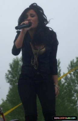 normal_014 - Demi Lovato Performing at Microsoft Stores Opening in Denver Colorado 06-12-10