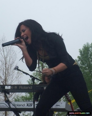 normal_015 - Demi Lovato Performing at Microsoft Stores Opening in Denver Colorado 06-12-10