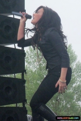 normal_017 - Demi Lovato Performing at Microsoft Stores Opening in Denver Colorado 06-12-10