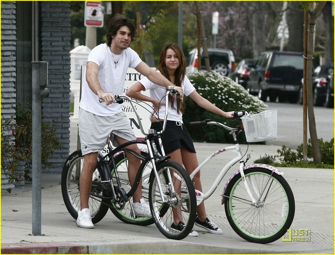 mileycyrusjustingastonb - Miley Cyrus Justin Gaston Riverside Bike Ride